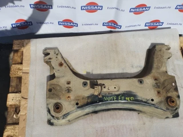 Подрамник двигателя для Nissan Note E11 2005-2012 на фотографиях