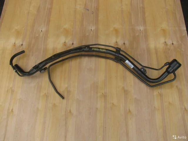 Горловина топливного бака для Toyota RAV4 XA30 2005-2012 на фотографиях