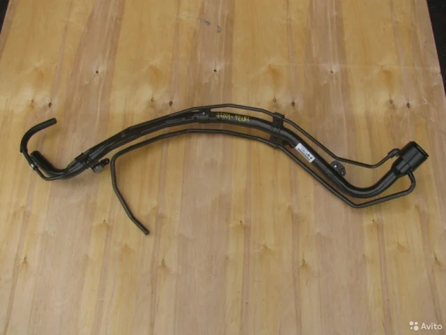 Горловина топливного бака для Toyota RAV4 XA30 2005-2012 на фотографиях