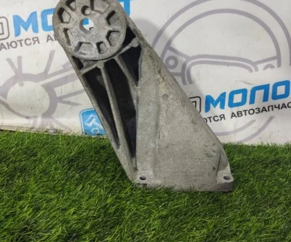 Кронштейн подушки двигателя для Volkswagen Touareg II (7P5) 2010-2014 на фотографиях