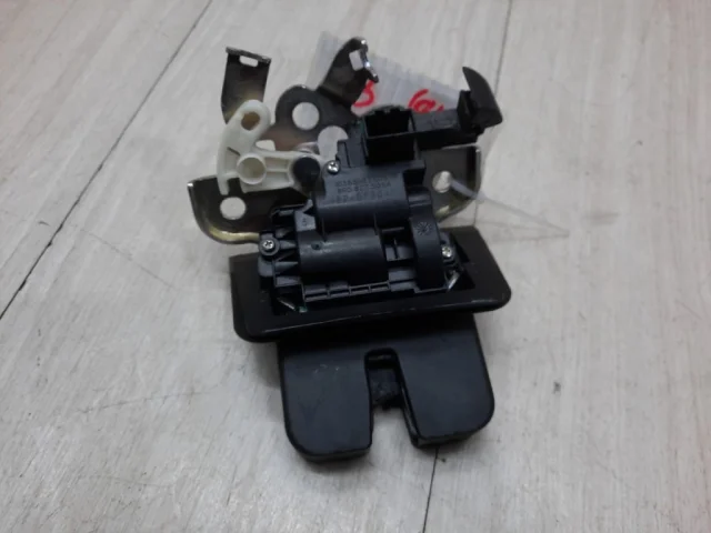 Замок багажника для Skoda Rapid I NH3 2012-2017 на фотографиях