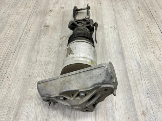 Пневмостойка передняя правая для Audi Q7 4L 2005-2015 на фотографиях