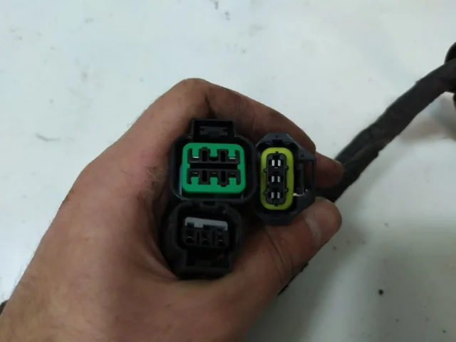 Проводка моторного отсека для Hyundai Solaris 1 рестайлинг 2014-2017 на фотографиях