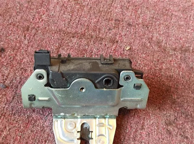 Замок багажника для Opel Zafira B 2005-2015 на фотографиях