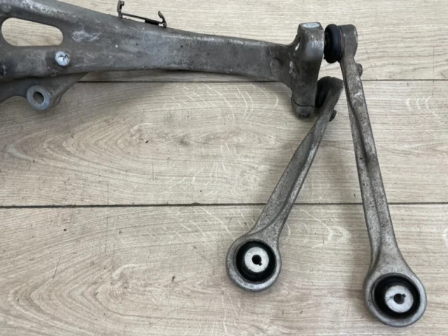 Кулак поворотный левый для Audi Q7 4M 2015+ на фотографиях