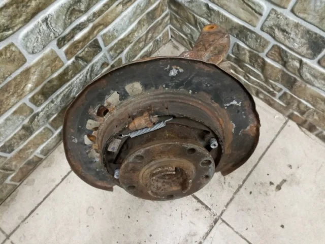 Кулак задний левый для Audi Q7 4L 2005-2015 на фотографиях