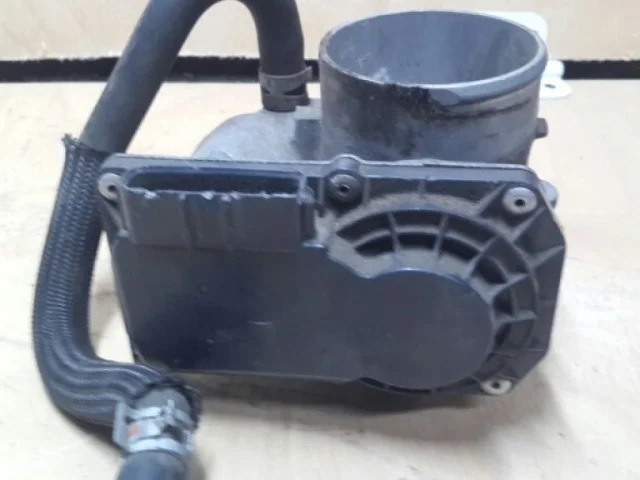 Дроссельная заслонка для Toyota RAV4 XA40 2013-2015 на фотографиях