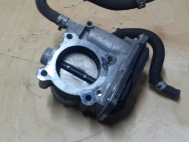 Дроссельная заслонка для Toyota RAV4 XA40 2013-2015 на фотографиях