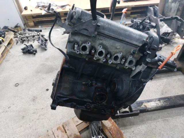 Двигатель без навесного для Volkswagen Polo III (6N1) 1994-1999 на фотографиях