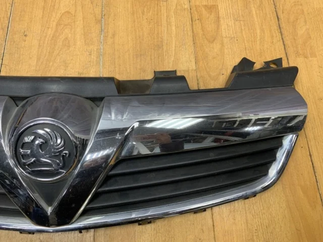 Решетка радиатора для Opel Zafira B 2005-2015 на фотографиях
