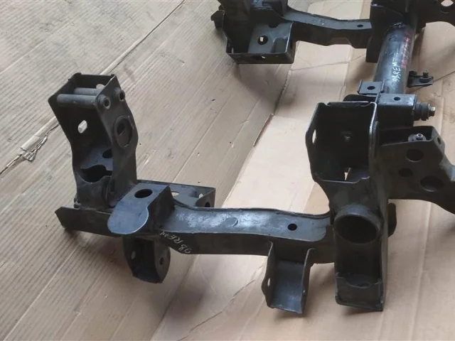 Подрамник двигателя для Mitsubishi Pajero V90 5dr 2006-2011 на фотографиях