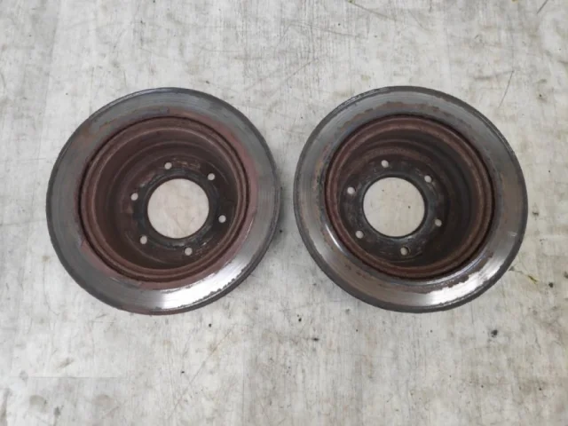 Диски тормозные задние (комплект) для Mitsubishi Pajero Sport KH0 2008-2013 на фотографиях