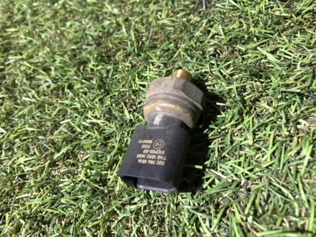 Датчик давления топлива для Audi Q7 4L 2005-2015 на фотографиях