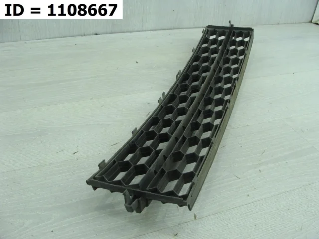 Решетка переднего бампера для Skoda Rapid I rest NH3 2017-2020 на фотографиях