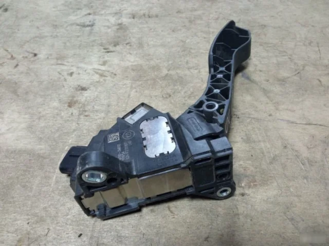 Электронная педаль газа для Toyota RAV4 XA30 2005-2012 на фотографиях