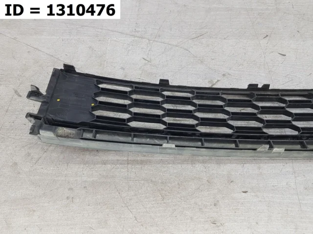 Решетка переднего бампера для Skoda Rapid I rest NH3 2017-2020 на фотографиях