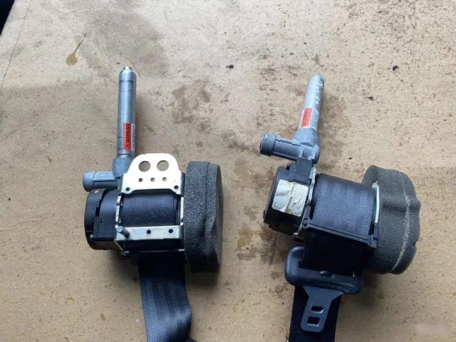 Ремень безопасности задний левый для Volvo C30 MK 2006-2013 на фотографиях