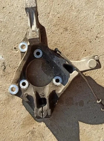 Кулак поворотный правый для Opel Zafira C 2011-2015 на фотографиях