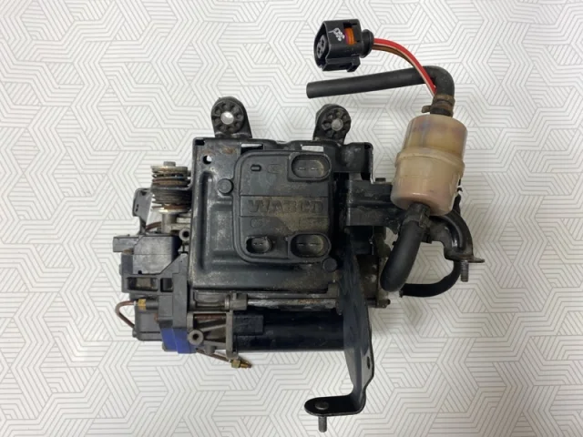 Компрессор пневмоподвески задний для Audi Q7 4L 2005-2015 на фотографиях