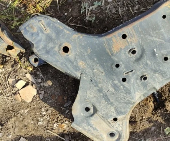 Подрамник двигателя для Hyundai Solaris 1 RB (2011-2013) на фотографиях