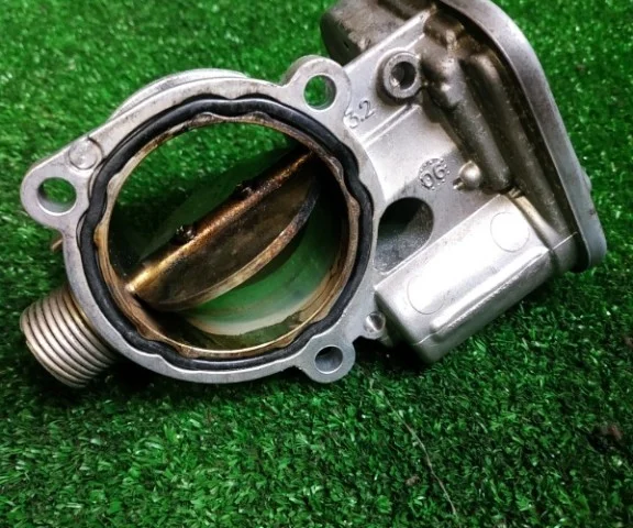 Дроссельная заслонка для BMW X5 Е53 1999-2006 на фотографиях