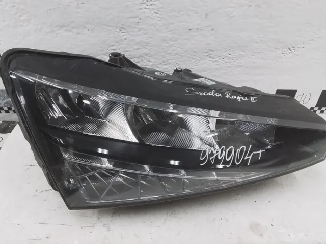 Фара ксенон левая для Skoda Rapid II 2020+ на фотографиях
