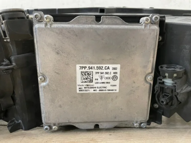 Фара ксенон левая для Audi Q7 4M 2015+ на фотографиях