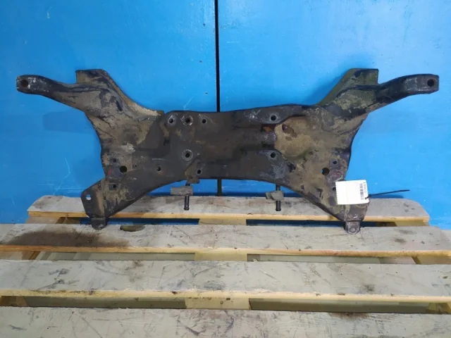 Подрамник двигателя для Mitsubishi Outlander 1 CU0W 2002-2009 на фотографиях