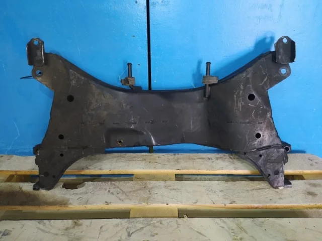 Подрамник двигателя для Mitsubishi Outlander 1 CU0W 2002-2009 на фотографиях