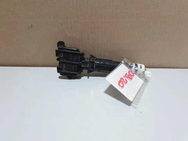 Форсунка фароомывателя правая для Mazda CX 5 KE 2011-2017 на фотографиях