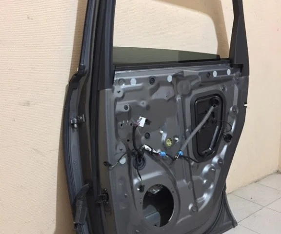 Дверь задняя правая для Audi Q7 4M 2015+ на фотографиях