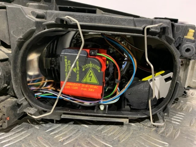 Фара правая для Volvo C30 MK 2006-2013 на фотографиях