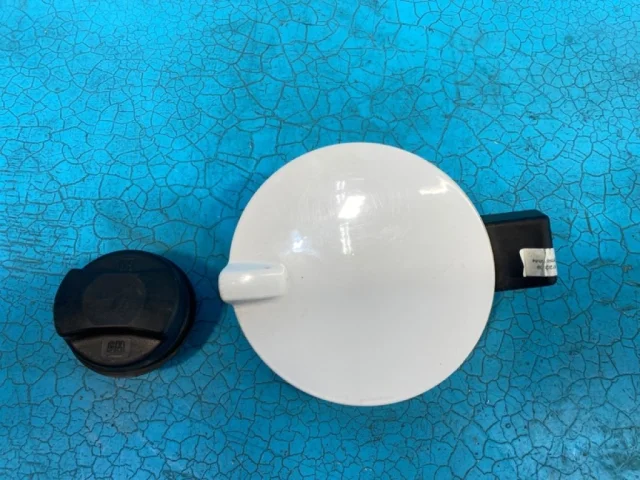 Лючок топливного бака для Opel Astra J Седан 2011-2017 на фотографиях