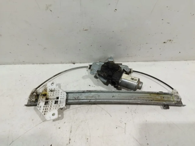 Мотор стеклоподъемника передний левый для Hyundai Solaris 1 рестайлинг 2014-2017 на фотографиях