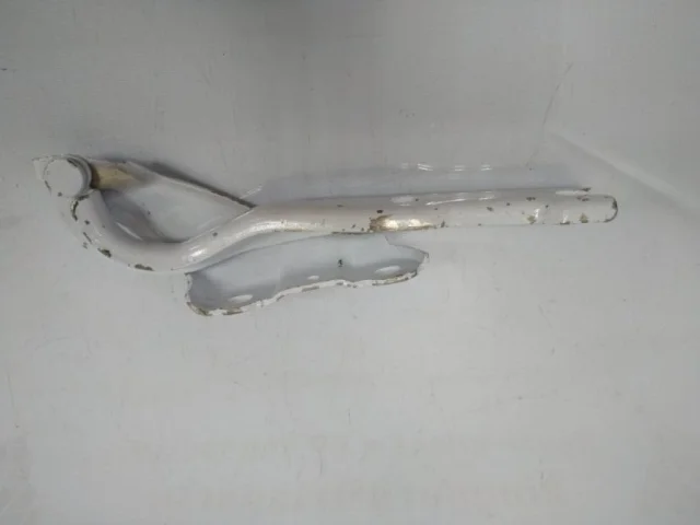 Крепление петли капота для Skoda Rapid I NH3 2012-2017 на фотографиях