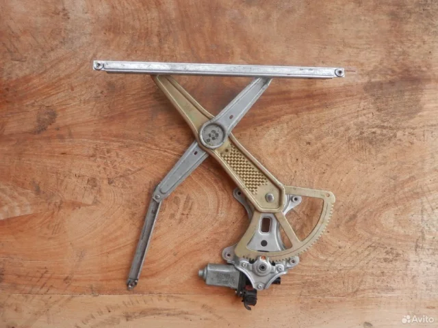 Стеклоподъемник задний левый для Toyota Corolla E120 Седан (JDM) 2000-2006 на фотографиях