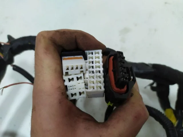 Проводка моторного отсека для Hyundai Solaris 1 рестайлинг 2014-2017 на фотографиях