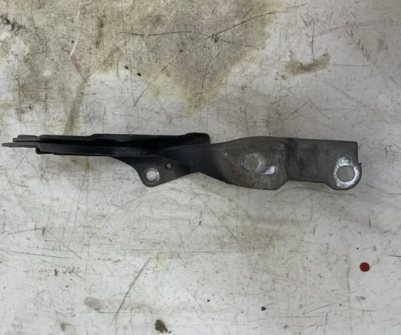 Петля капота левая для Hyundai Solaris 1 рестайлинг 2014-2017 на фотографиях