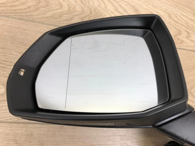 Стекла и зеркала для Audi Q7 4M 2015+ на фотографиях