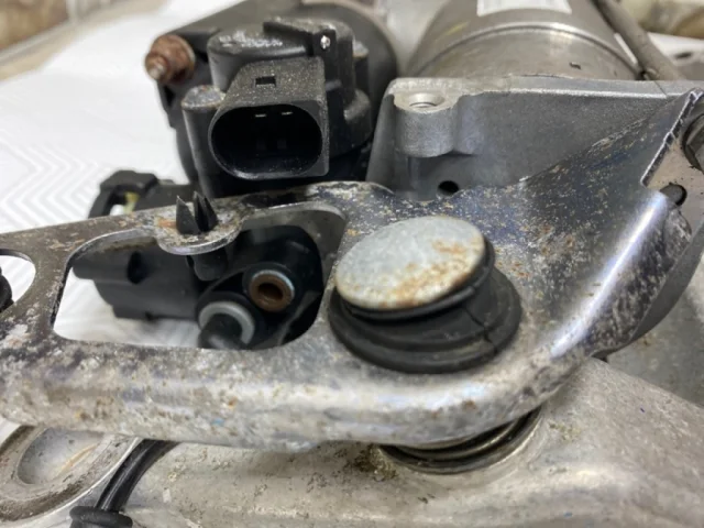 Компрессор пневмоподвески задний для Audi Q7 4L 2005-2015 на фотографиях