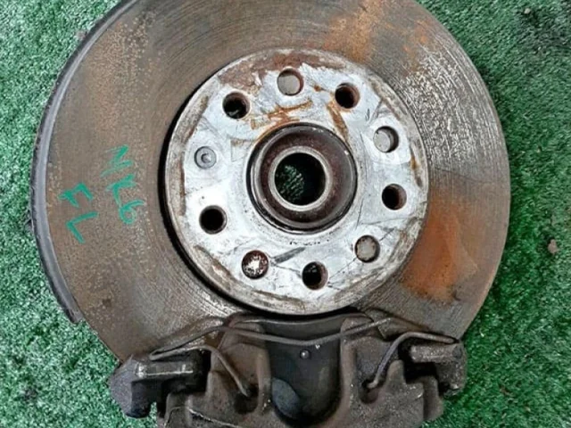 Кулак поворотный левый для Volkswagen Jetta 6 2010-2019 на фотографиях