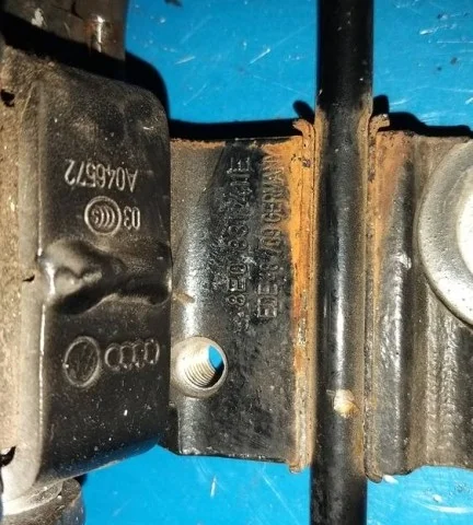 Петля двери задняя левая нижняя для Audi Q7 4L 2005-2015 на фотографиях