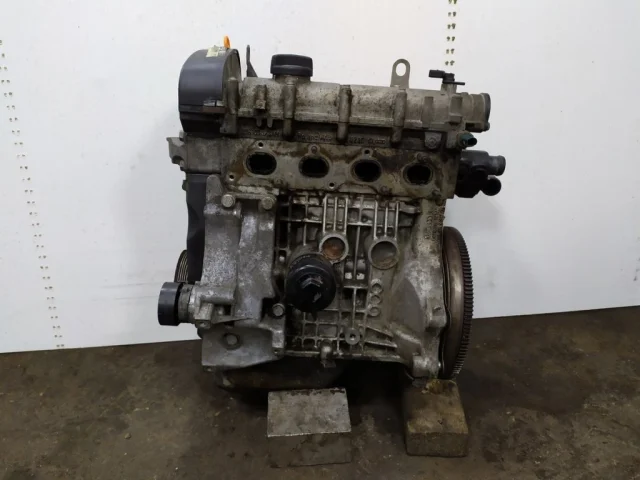 Двигатель без навесного для Volkswagen Polo III (6N1) 1994-1999 на фотографиях