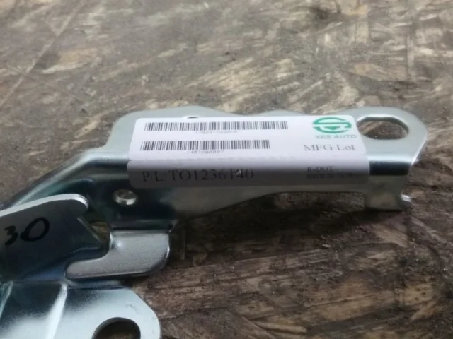 Петля капота левая для Toyota Corolla E120/E130 Седан 2000-2007 на фотографиях