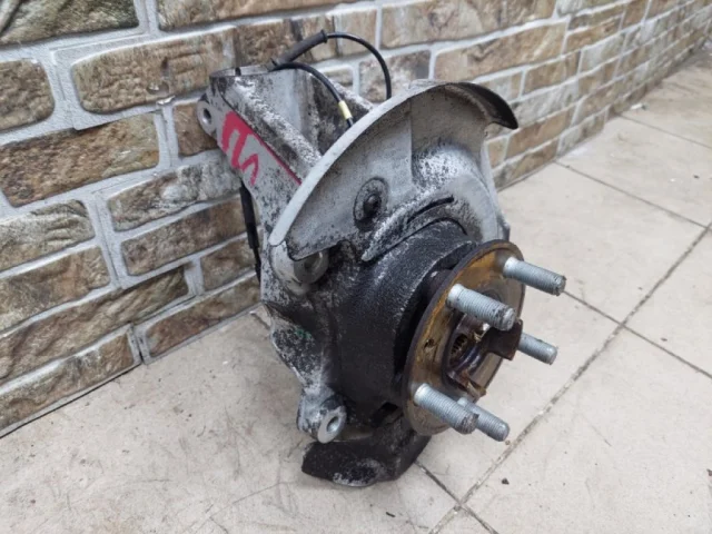 Кулак поворотный левый для Land Rover Range Rover Evoque L538 2011-2015 на фотографиях