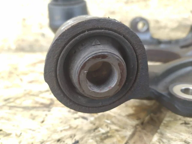 Цапфа задняя левая для Mitsubishi Pajero V90 5dr 2006-2011 на фотографиях