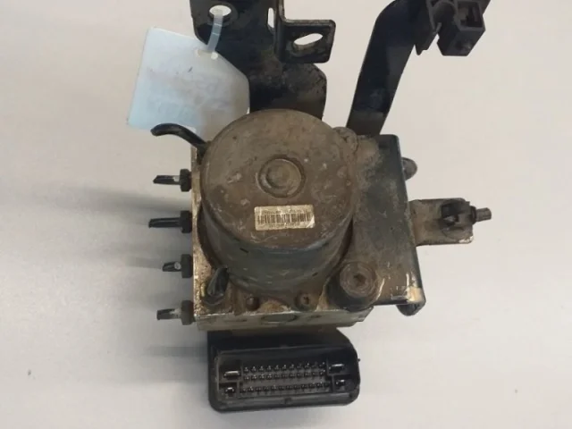 Блок ABS для Hyundai Solaris 1 рестайлинг 2014-2017 на фотографиях