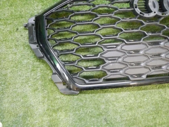 Решетка радиатора для Audi Q3 F3 2018+ на фотографиях