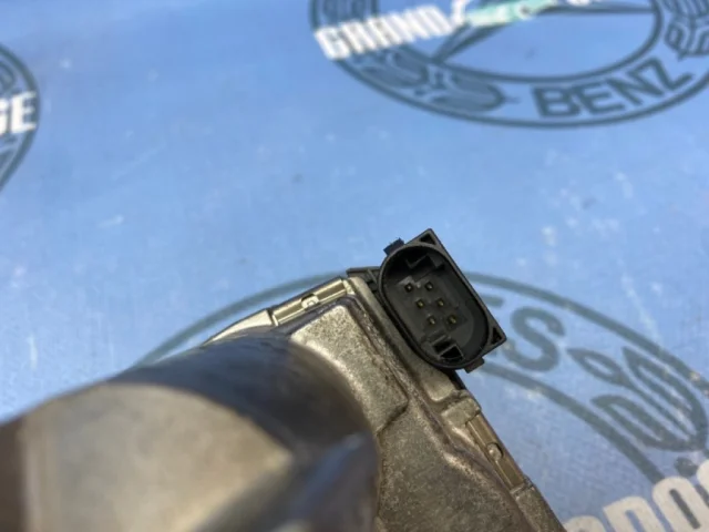 Дроссельная заслонка для Mercedes-Benz C class W204 2007-2014 на фотографиях