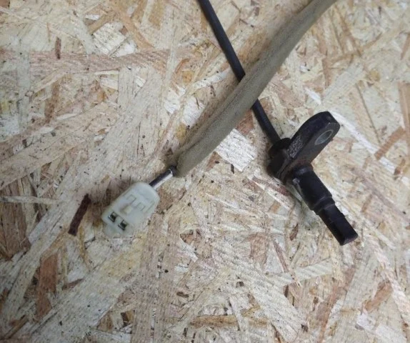 Датчик ABS задний левый для Toyota RAV4 XA30 2005-2012 на фотографиях